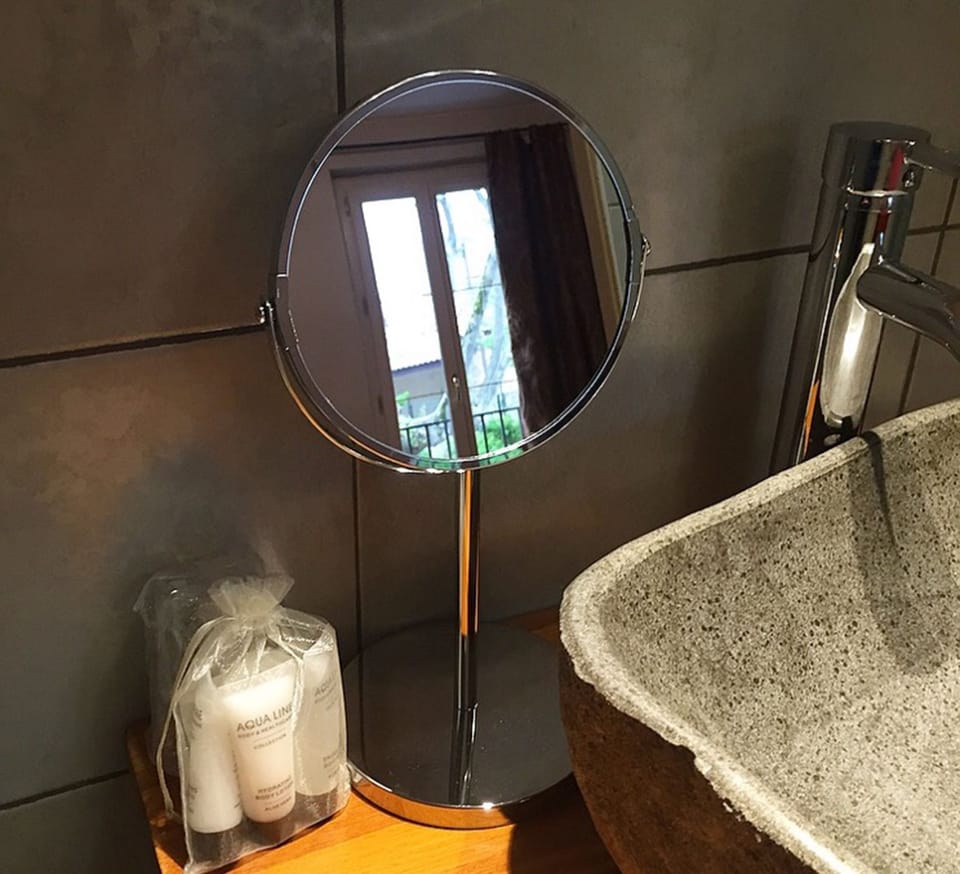 Genêt Room | Bathroom | Shower, free toiletries, hair dryer, towels