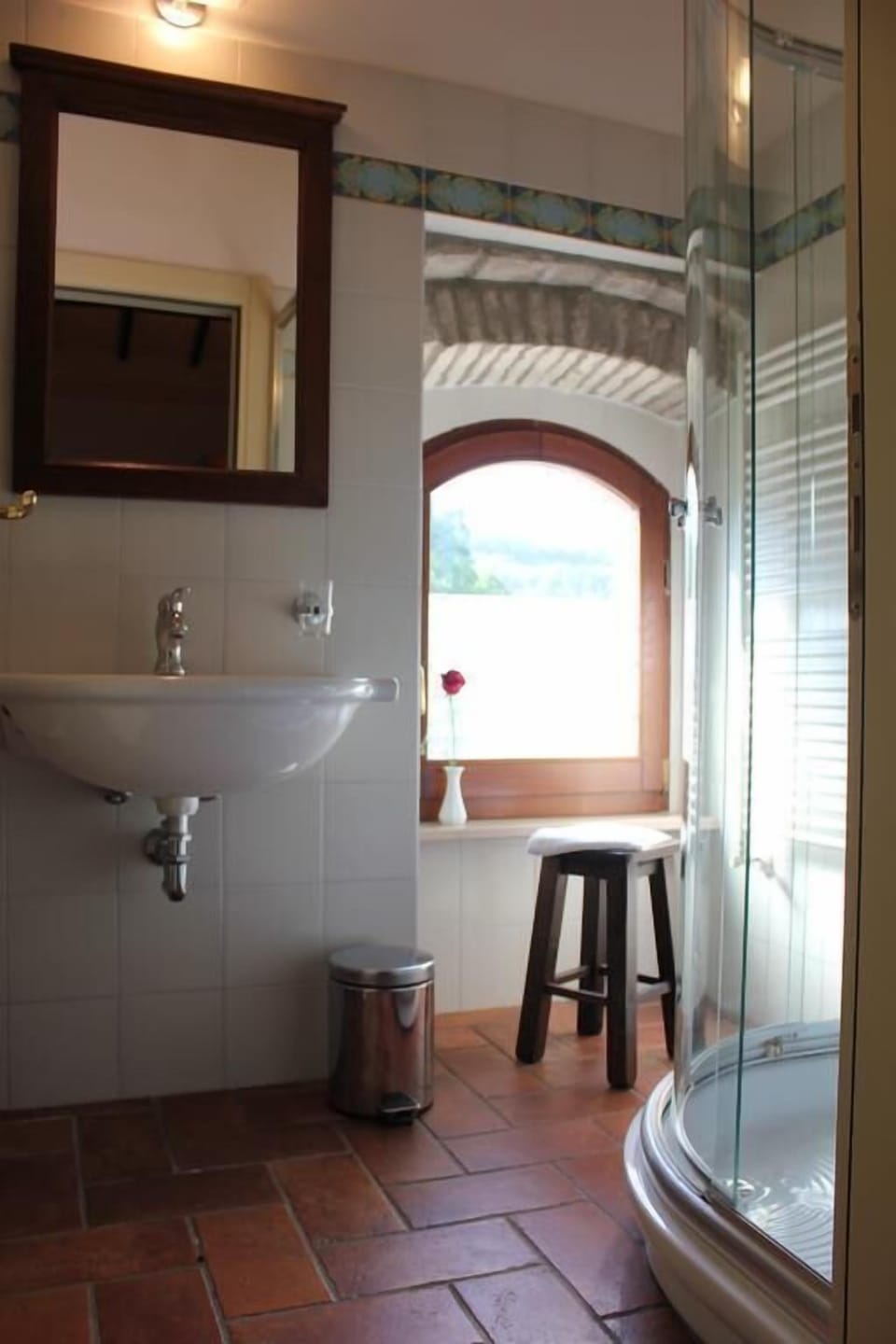 Triple Room | Bathroom | Shower, rainfall showerhead, free toiletries, hair dryer