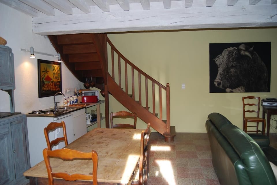 Coffee/tea maker, electric kettle, cookware/dishes/utensils