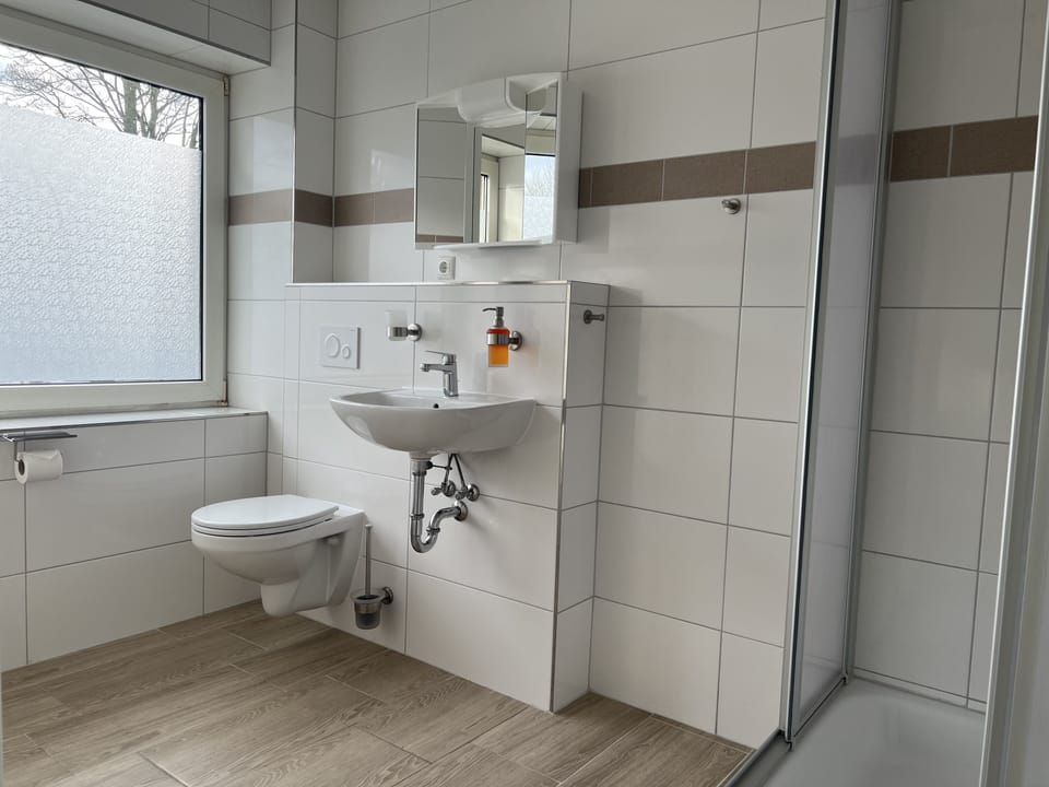 Shower, free toiletries, towels