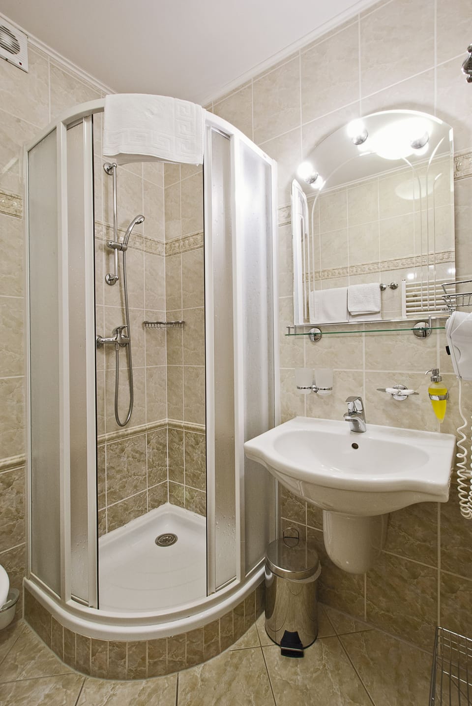 Deluxe Double Room | Bathroom | Free toiletries, hair dryer, towels