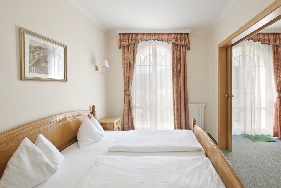 Deluxe Apartment, 1 Queen Bed | In-room safe, free WiFi, bed sheets