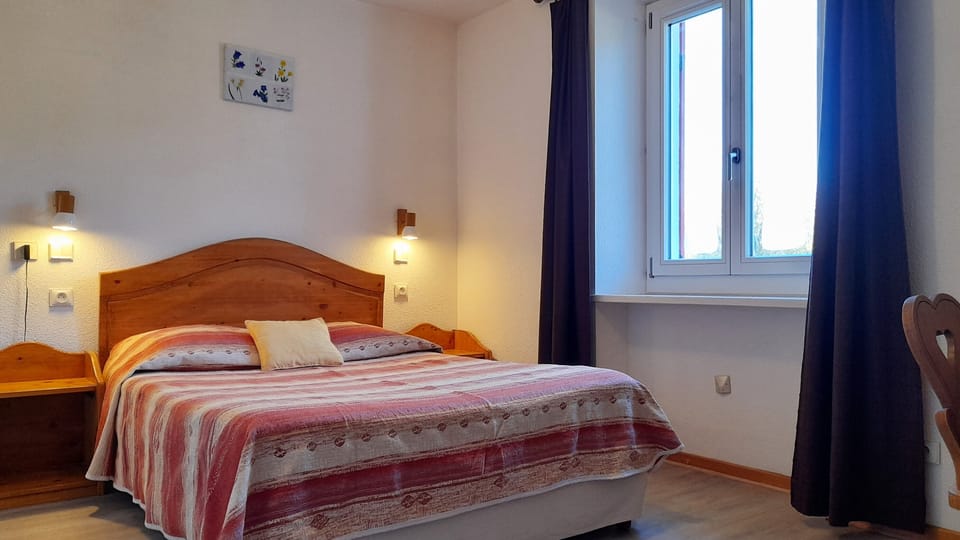 Classic Double Room, Non Smoking | Desk, free WiFi, bed sheets