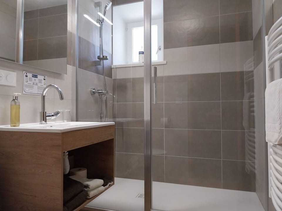 Classic Double Room, Non Smoking | Bathroom | Eco-friendly toiletries, hair dryer, towels