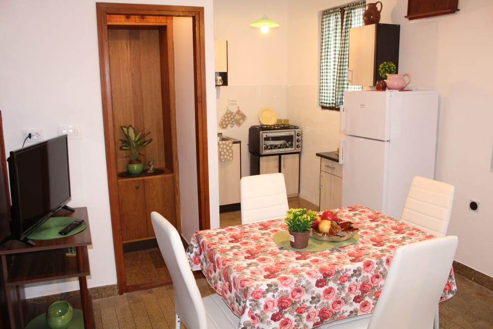 Classic Apartment, Multiple Beds, Sea View | Private kitchen | Fridge, stovetop, electric kettle, cookware/dishes/utensils