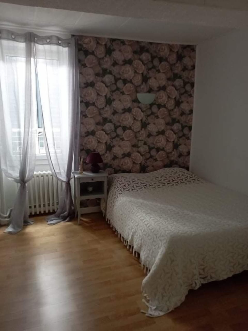 Blackout drapes, free WiFi, bed sheets