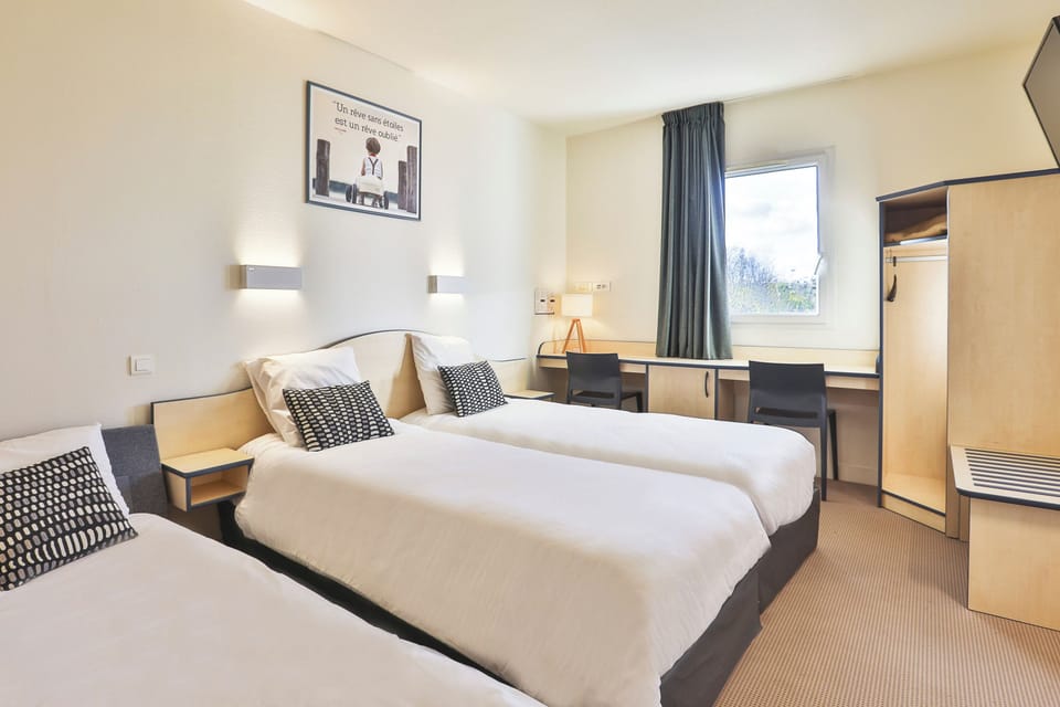 Triple Room | Premium bedding, desk, soundproofing, free cribs/infant beds