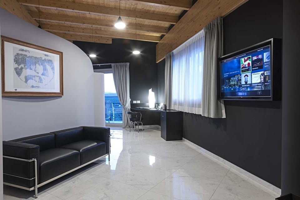 Executive Suite, Jetted Tub | Living room | Flat-screen TV