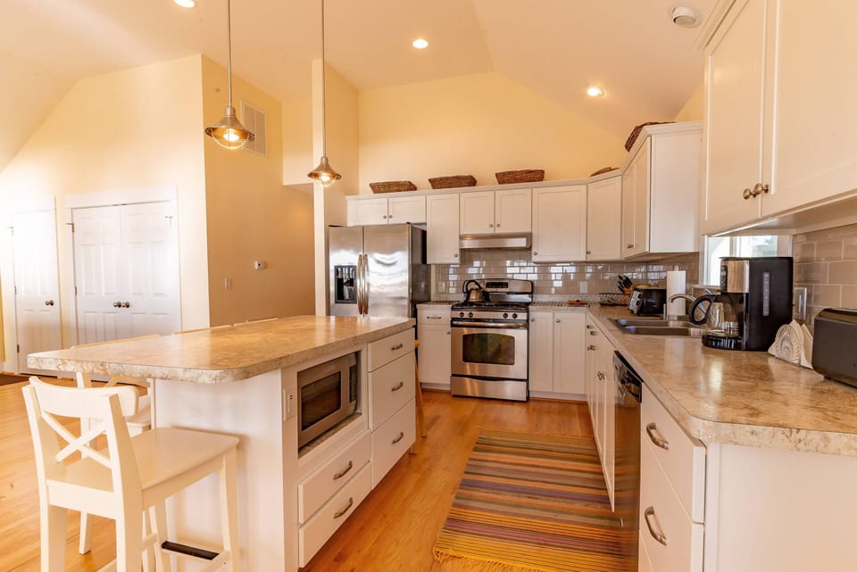 Kitchen w/Stainless Steel Appliances