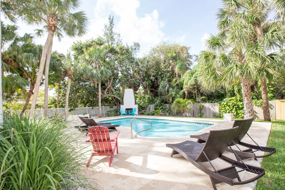 BEAUTIFUL POOL FUN! ONLY STEPS TO BEACH. VACATION IN PARADISE! 🏖