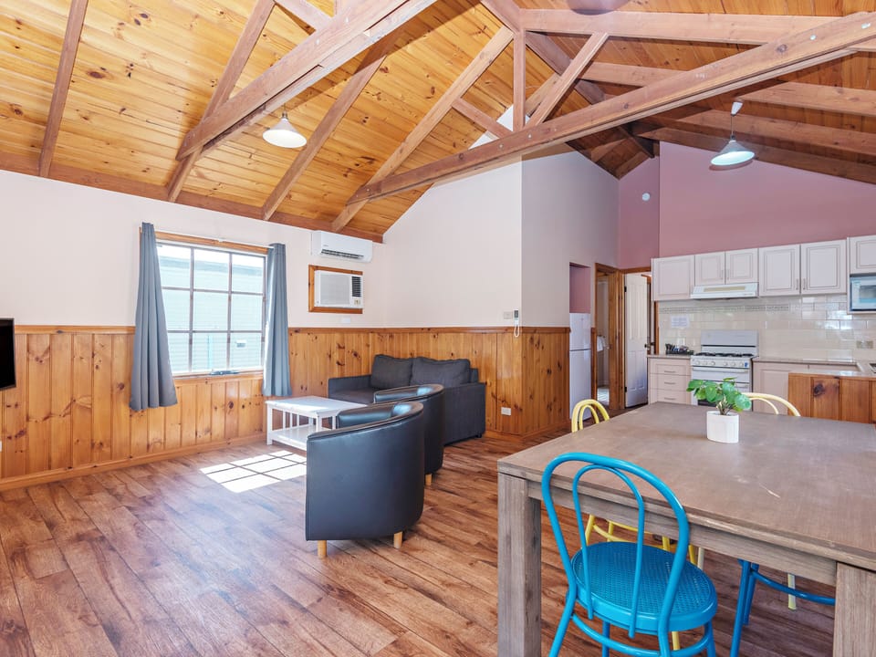Standard 2 Bedroom Cabin - Olde Town | In-room dining