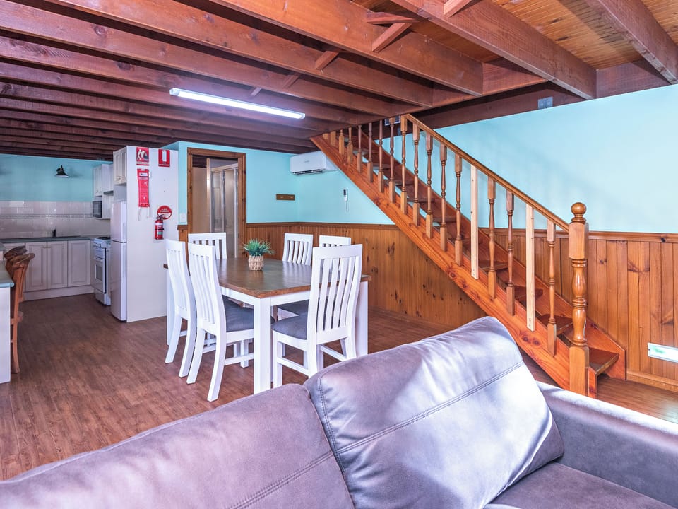 Deluxe 3 Bedroom Cabin - Olde Town Country Pub | Bed sheets
