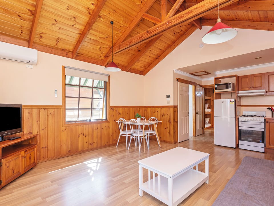 Standard 2 Bedroom Cabin - Olde Town | In-room dining