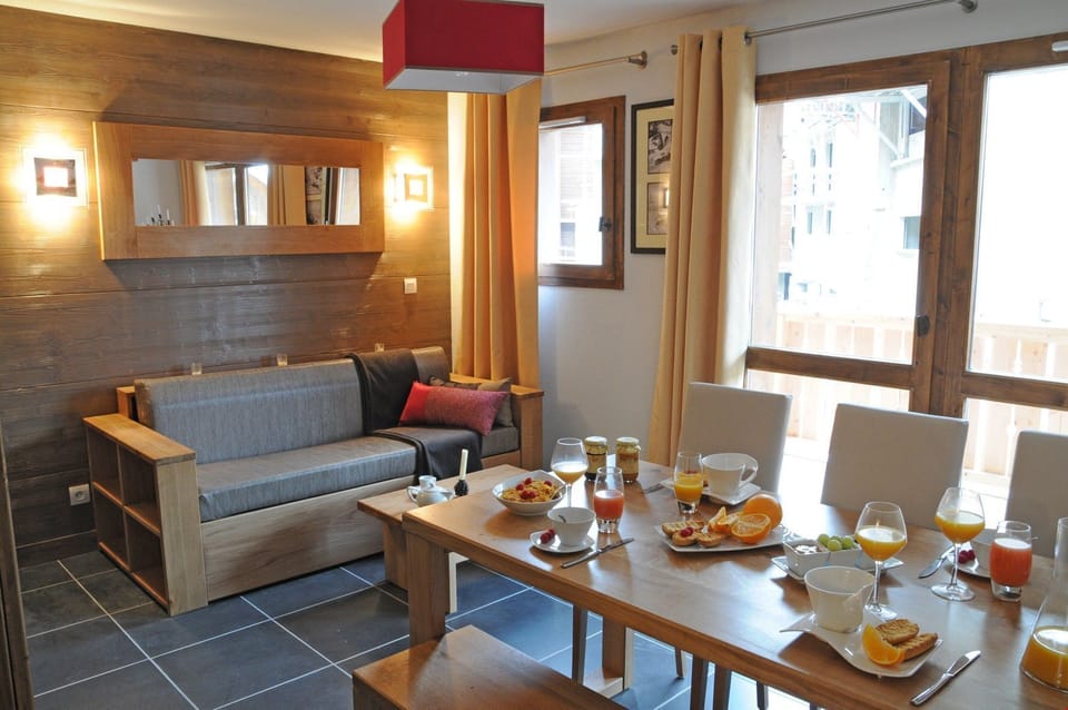 Ideally located in the centre of the picturesque La Plagne 1800 village, this apartment is in the middle of the action, surrounded by trendy boutiques, delicious restaurant, and endless entertainment.
