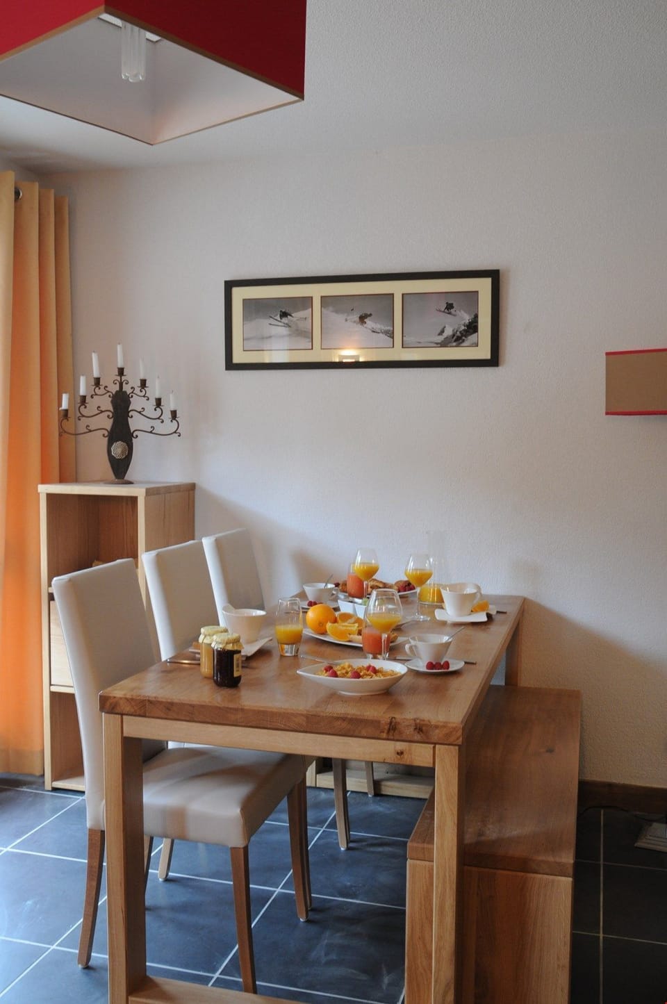 Prepare a delicious meal in the fitted kitchenette with microwave, ceramic hot plates, and dishwasher, and enjoy it at the dining table with seating for 6