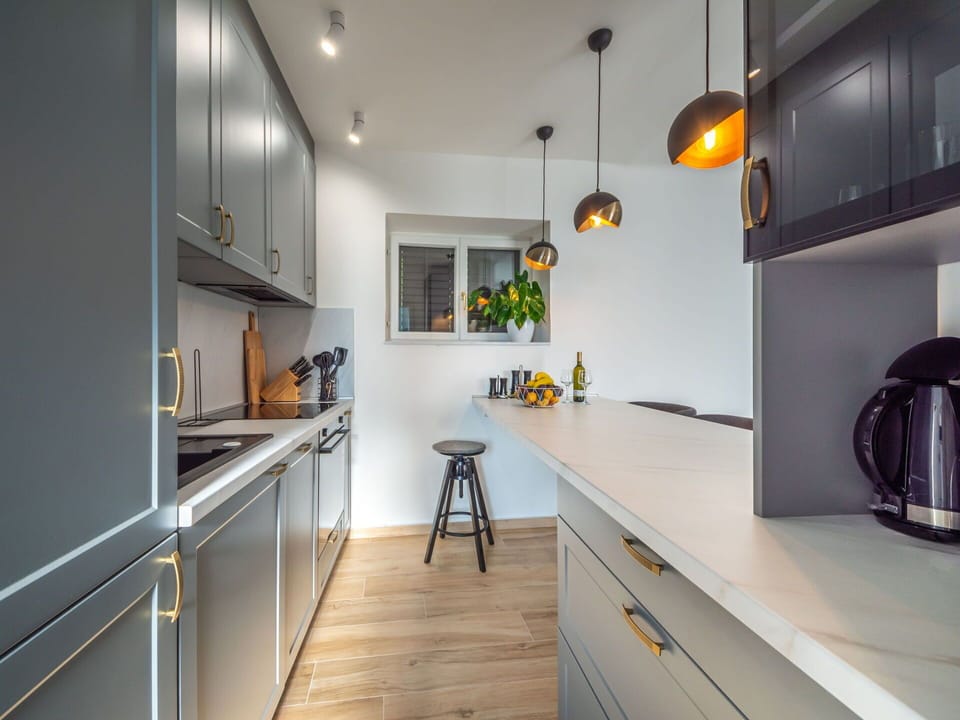 Countertop, Cabinetry, Kitchen Stove, Kitchen, Home Appliance, Interior Design, Kitchen Appliance, Wood, Flooring