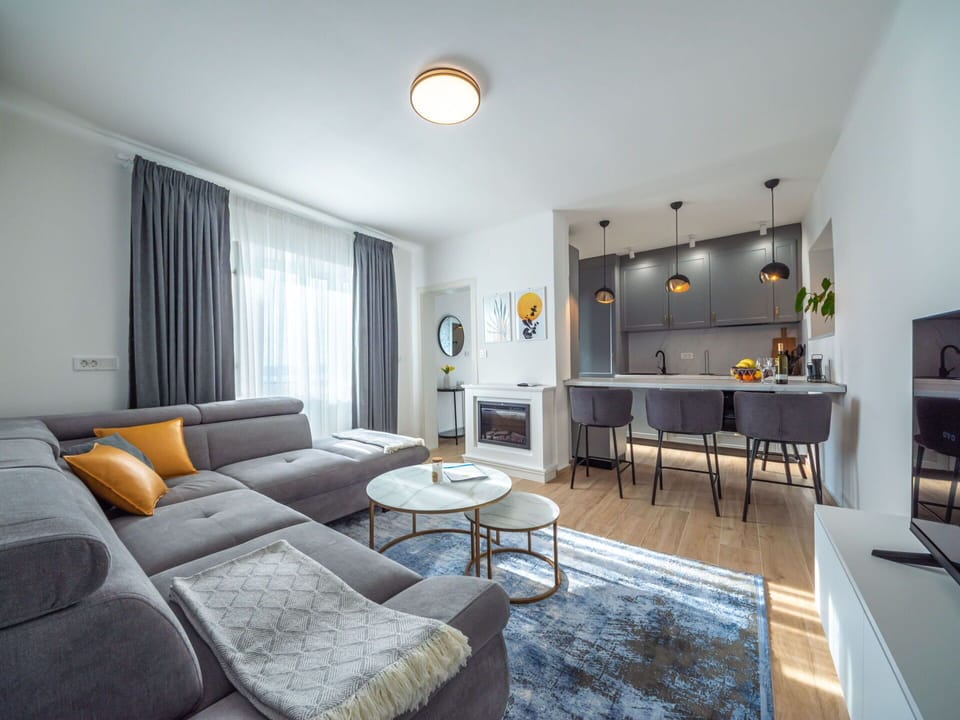 Table, Furniture, Picture Frame, Building, Couch, Interior Design, Architecture, Floor, Houseplant, Flooring