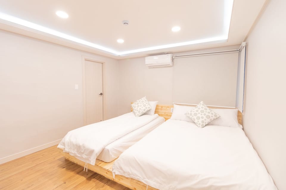 Blackout drapes, free WiFi, bed sheets