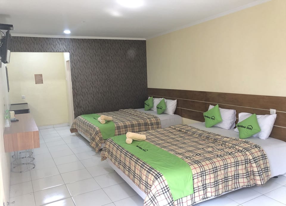 Family Quadruple Room | Desk, laptop workspace, WiFi (free), bed sheets