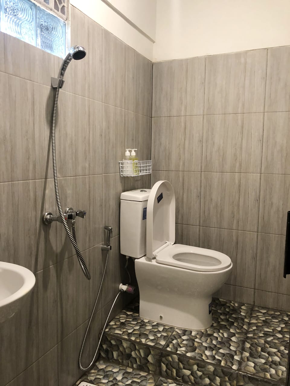 Shower, free toiletries, towels