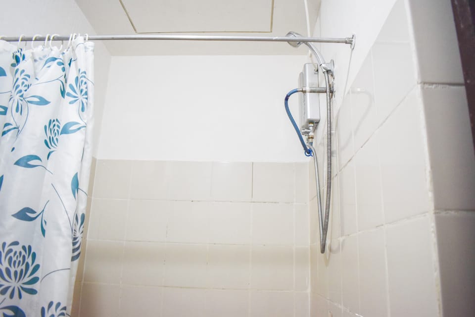 Family Room | Bathroom | Shower, rainfall showerhead, free toiletries, slippers