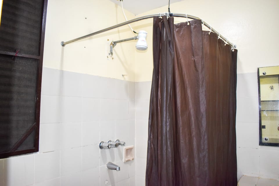 Standard Room | Bathroom | Shower, rainfall showerhead, free toiletries, slippers