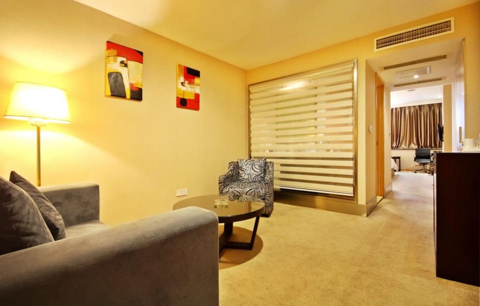 Suite | Blackout drapes, WiFi (free)