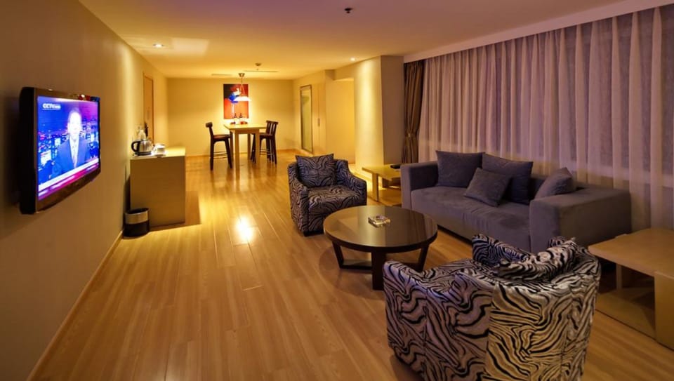 Suite | Blackout drapes, WiFi (free)