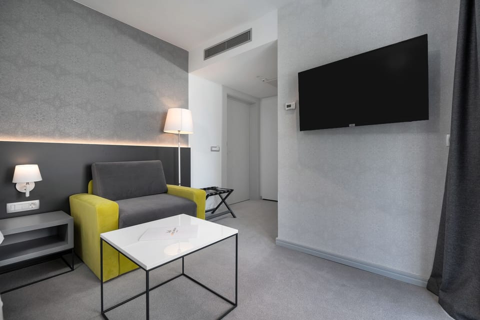 Classic Room | Minibar, in-room safe, desk, laptop workspace