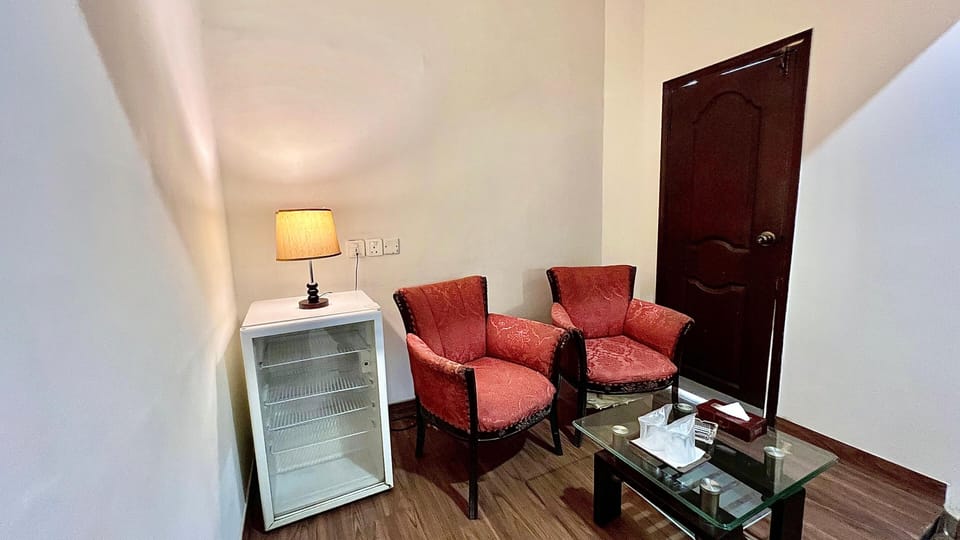 Family Triple Room, Accessible, Non Smoking | Living area