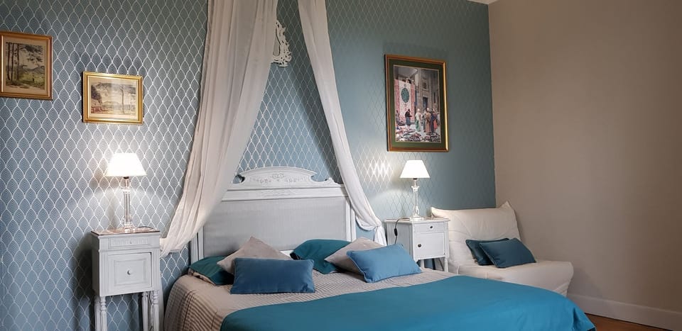 Comfort Double Room (Chambre Les Fougères) | Desk, iron/ironing board (on request), WiFi (free)