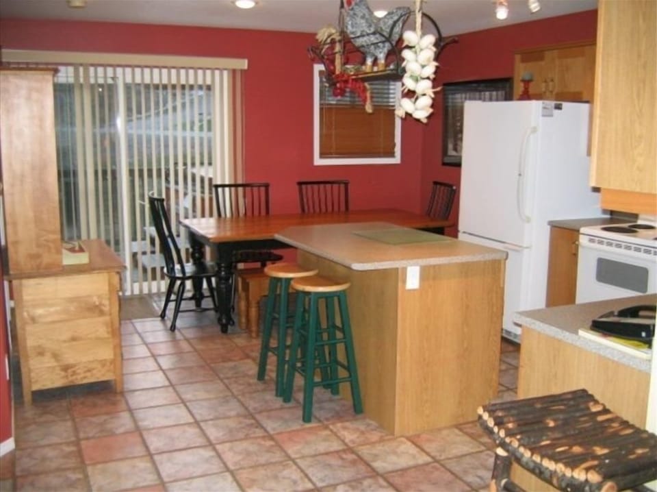 Fully-equipped kitchen and dining area.