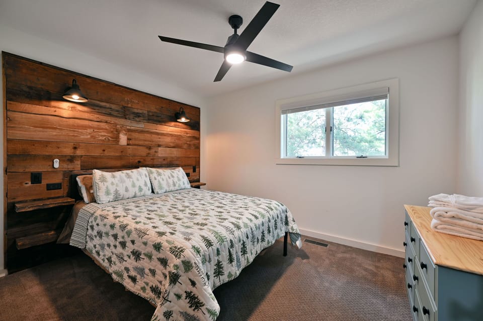 Upper level bedrooms (2) with queen beds