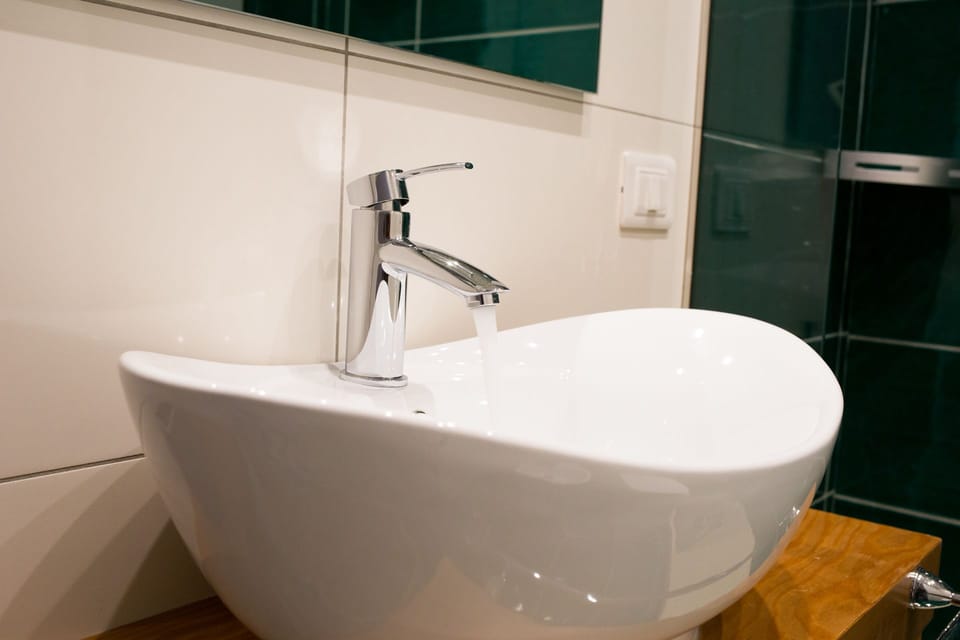Design Double Room, Balcony | Bathroom | Shower, rainfall showerhead, free toiletries, hair dryer
