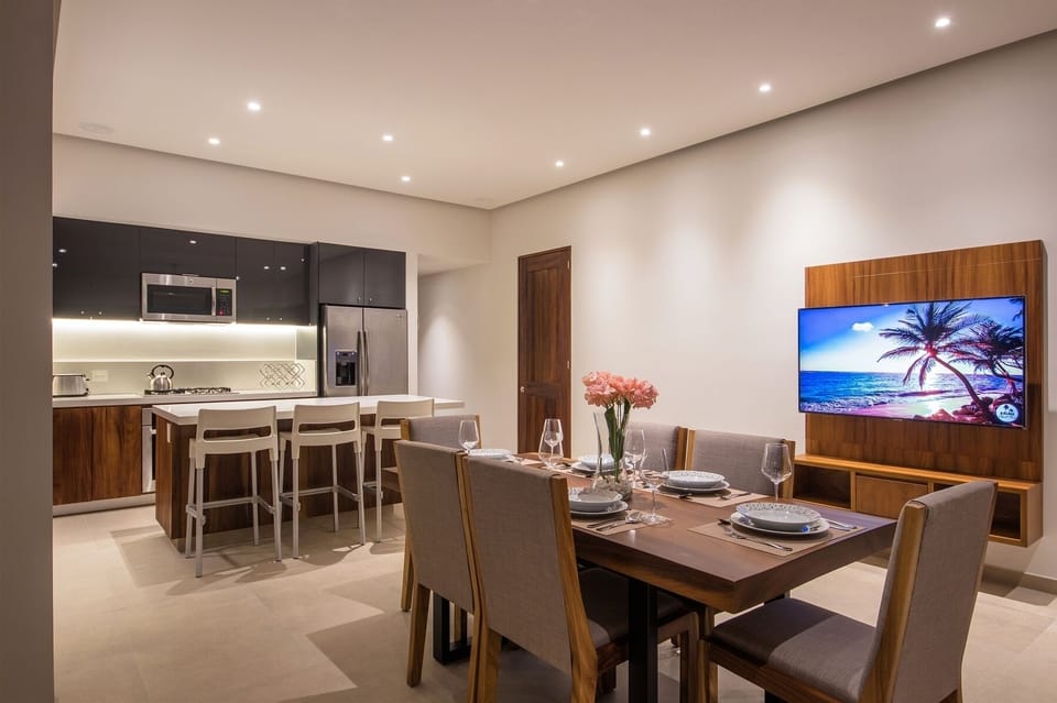  Oceana PH 602, Dining room. (MyPvRentals) 