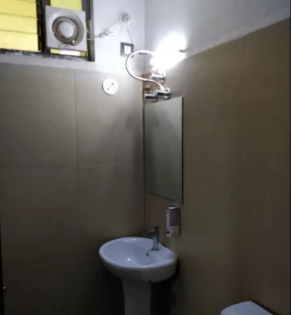 Deluxe Single Room, 1 Twin Bed | Bathroom sink