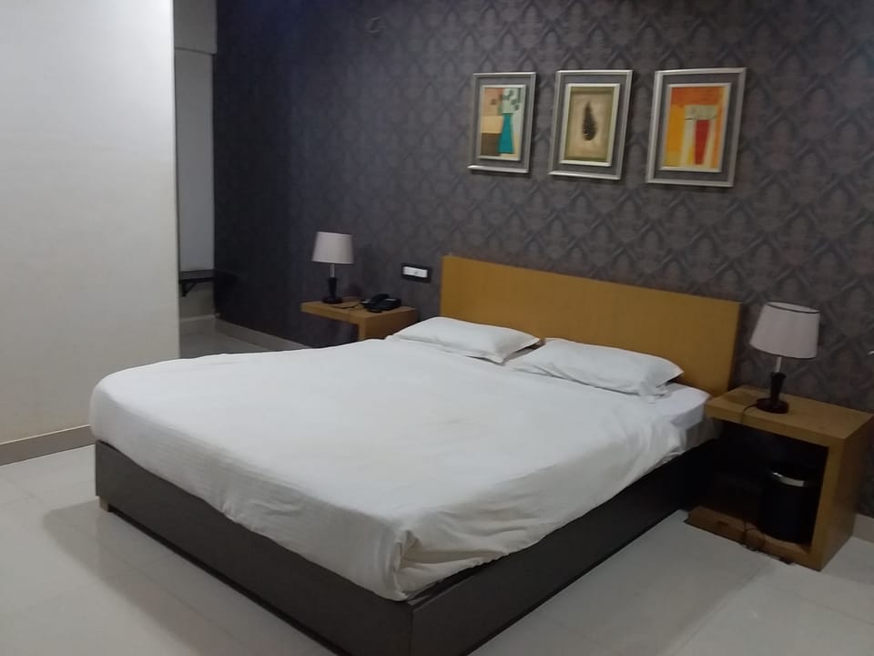 1 bedroom, blackout drapes, rollaway beds, bed sheets