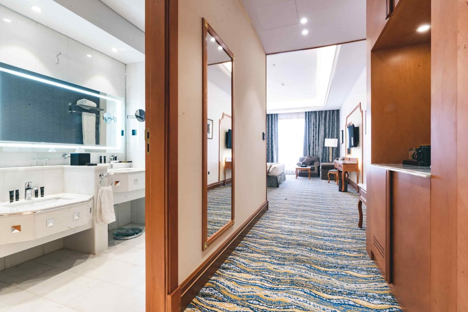 2 bedrooms, minibar (some free items), in-room safe, desk