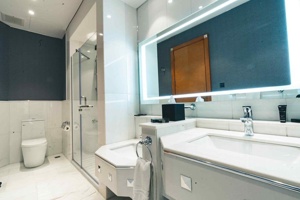 Separate tub and shower, spring water tub, free toiletries, hair dryer
