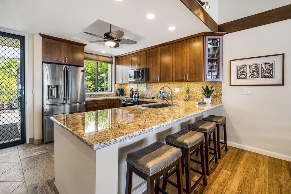 Full Kitchen with Breakfast Bar and Seating