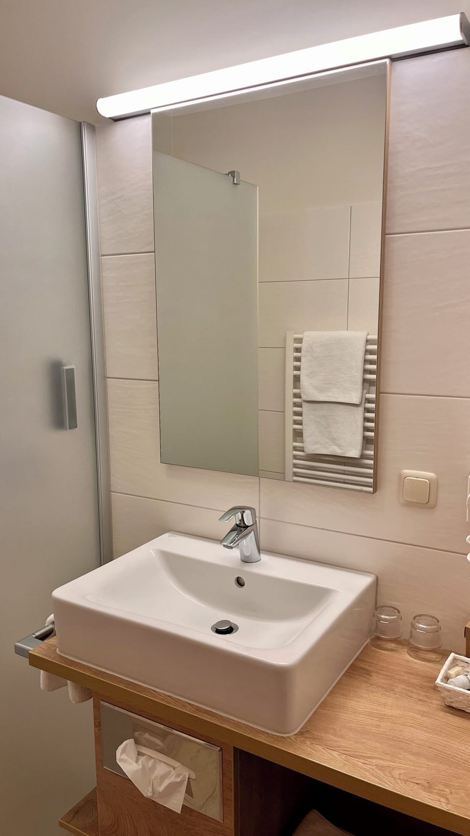 Classic Double or Twin Room | Bathroom | Shower, free toiletries, hair dryer, towels