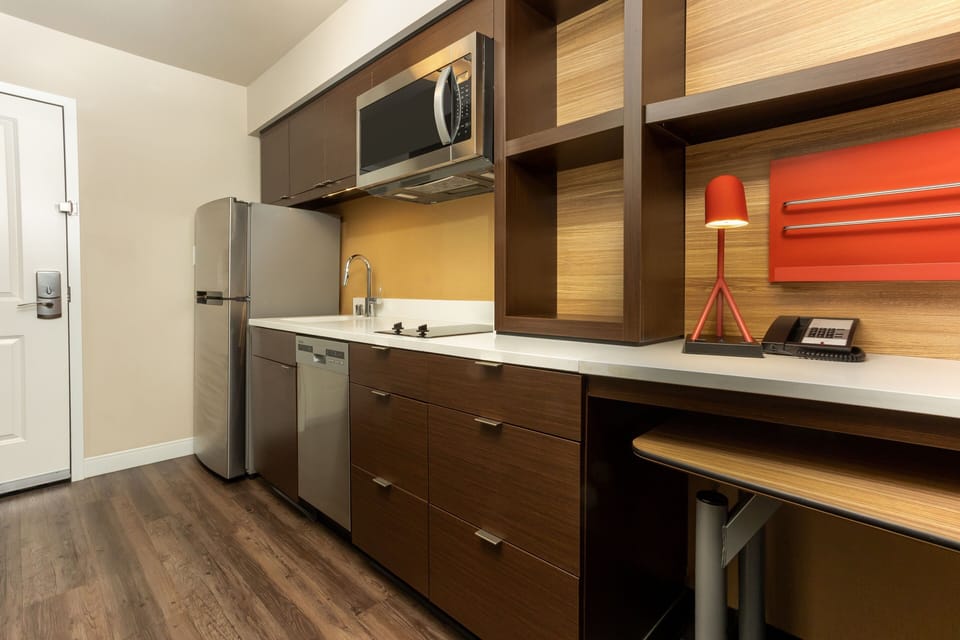 Full-size fridge, microwave, stovetop, dishwasher