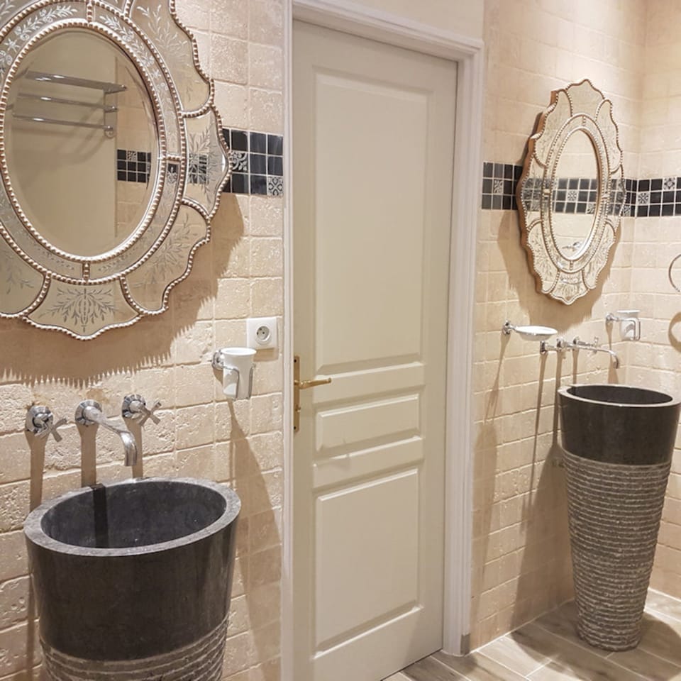 Triple Room (Dalila) | Bathroom | Shower, free toiletries, hair dryer, bathrobes