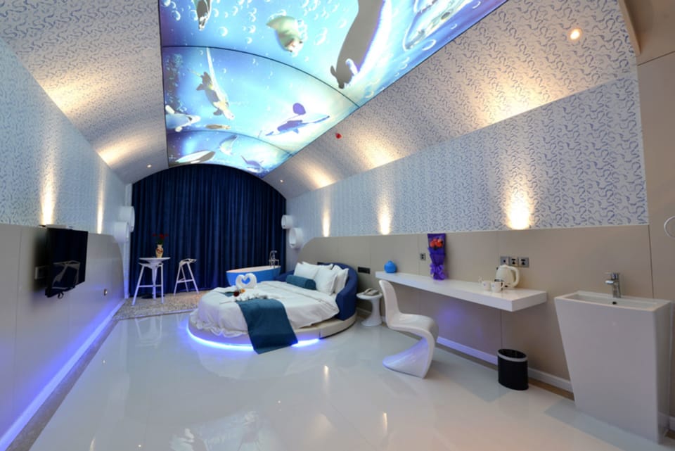 Luxury Double Room with Round Bed | Minibar, blackout drapes, WiFi (free), bed sheets