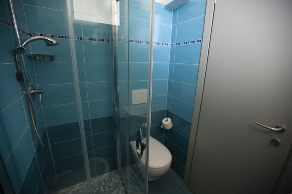Shower, rainfall showerhead, free toiletries, hair dryer