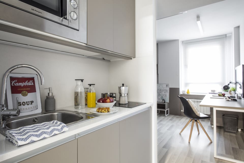 Studio, 1 Double Bed | Private kitchenette | Fridge, microwave