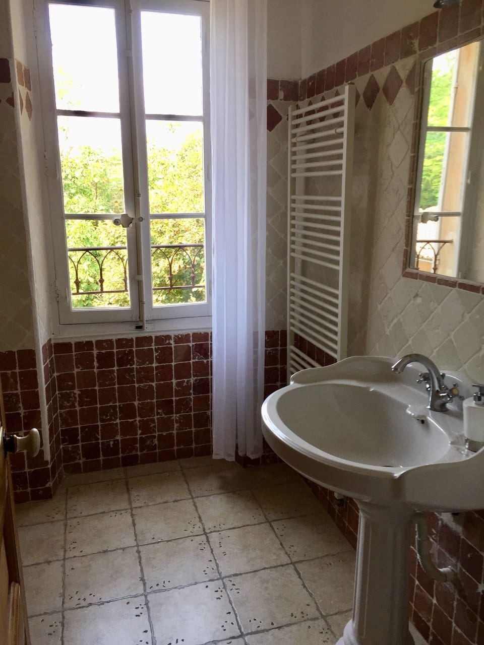 Bathroom sink