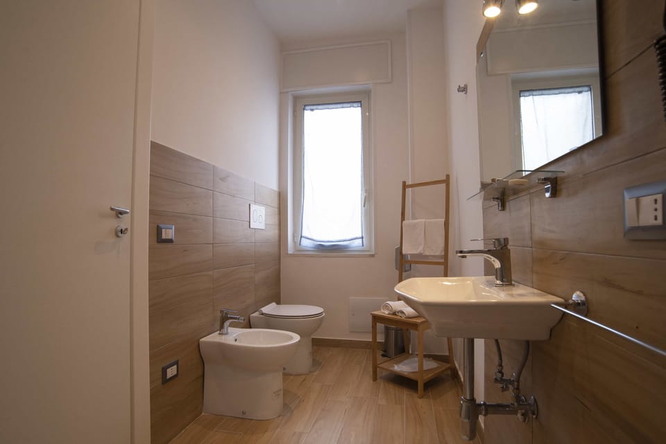 Double or Twin Room (Bernini) | Bathroom | Shower, rainfall showerhead, free toiletries, hair dryer