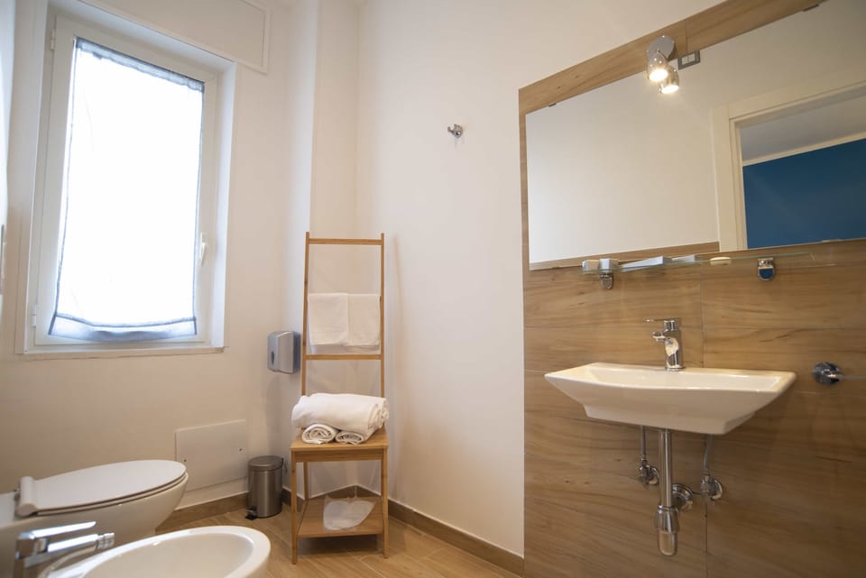 Double or Twin Room (Bernini) | Bathroom | Shower, rainfall showerhead, free toiletries, hair dryer