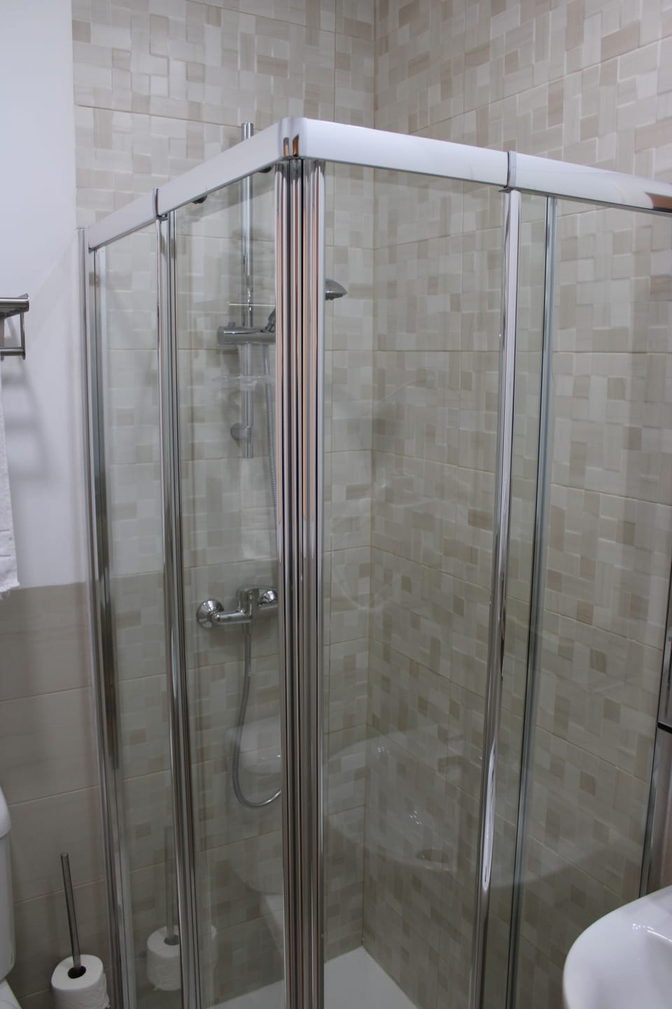 Standard Double Room, 1 Double Bed, Non Smoking | Bathroom | Shower, free toiletries, hair dryer, towels